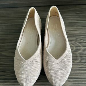 Slip on pointy toe ballet flats in a peachy neutral with gold threads throughout